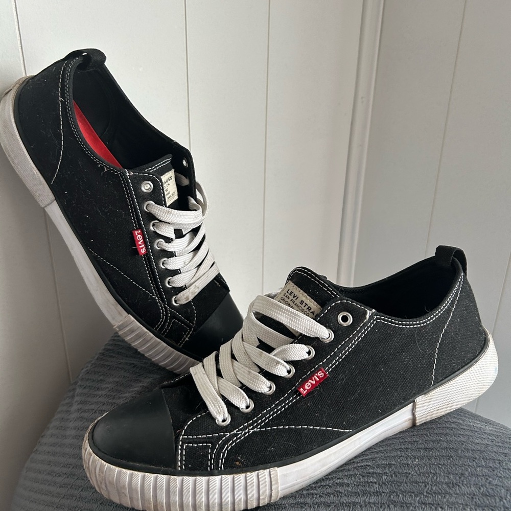 Levi's Black and White Sneakers Classic Design